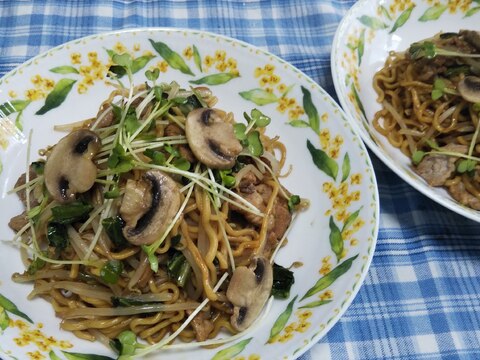 マッシュルームと貝割れトッピングのソース焼きそば☆